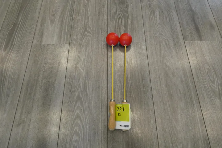 2x Schwungball, rot/gelb, mit Holzgriff